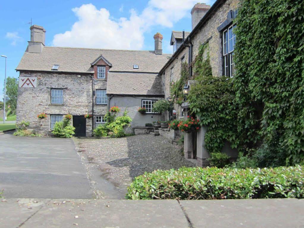 The Three Cocks Coaching Inn Glasbury Extérieur photo