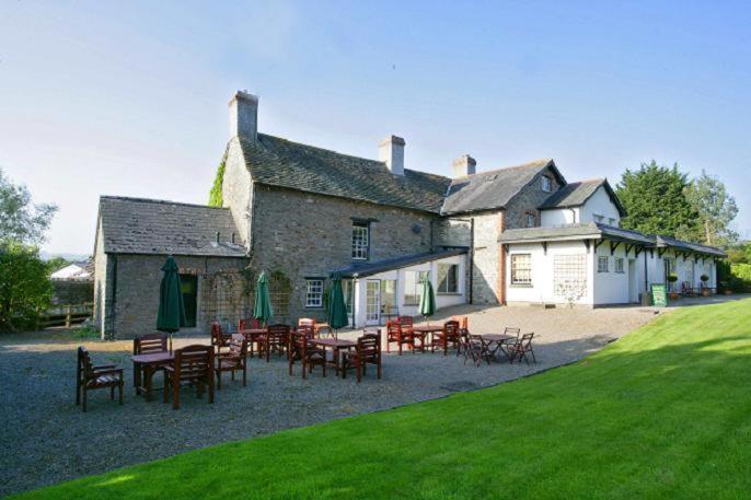 The Three Cocks Coaching Inn Glasbury Extérieur photo